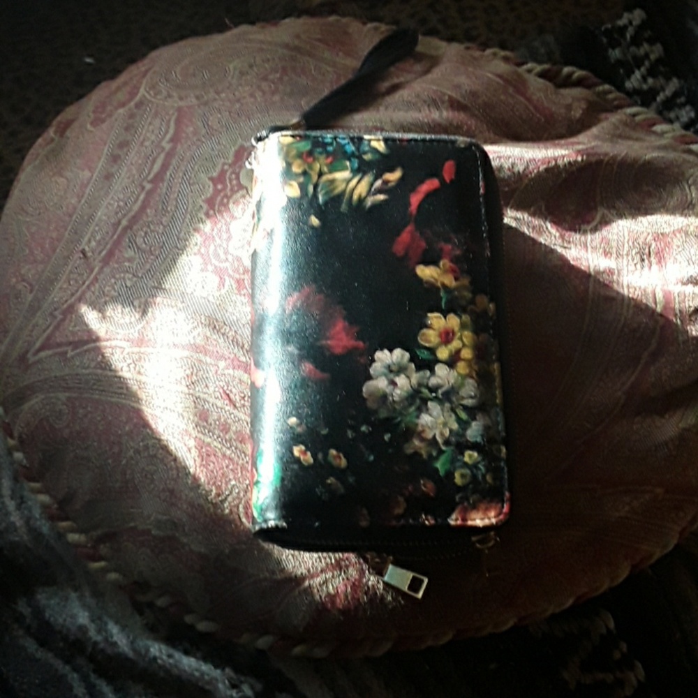 Beautiful wristlet - Picture 2 of 3